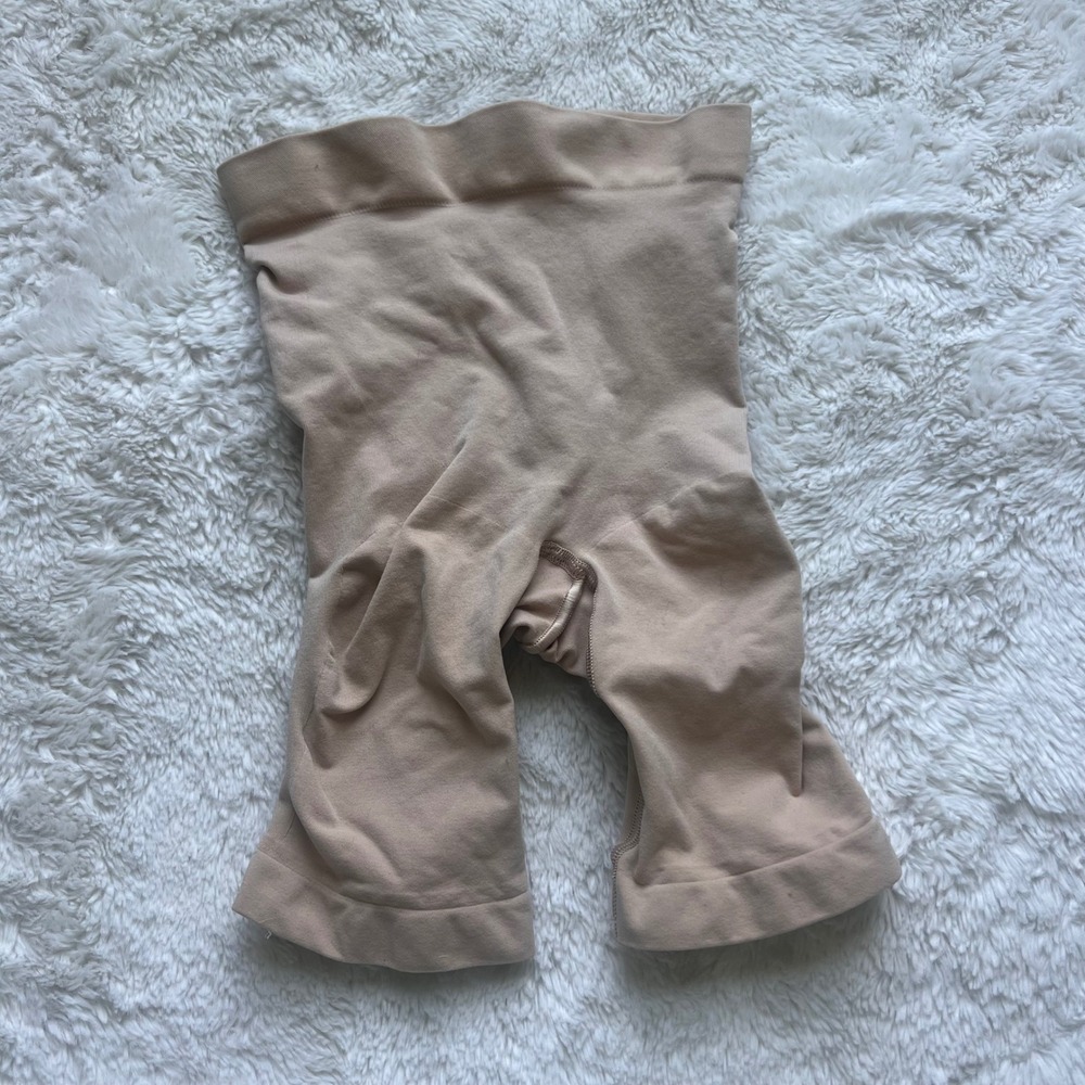 SKIMS Sculpting Mid Thigh Short High Waisted Shapewear Sand Beige Small Seamless